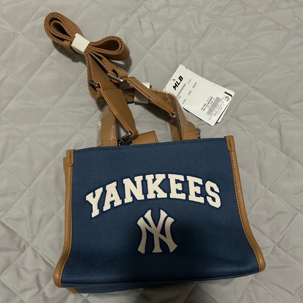 Yankees crossover bag